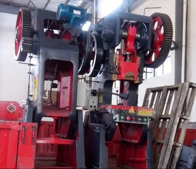 新疆冲床/乌鲁木齐63T冲床价格/冲床型号-【效果图,产品图,型号图,工程图】-中国