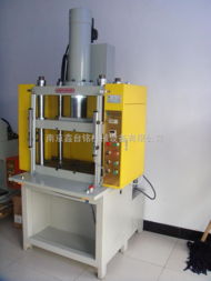 压铸后处理设备解析 从快速液压切边机到普通冲床